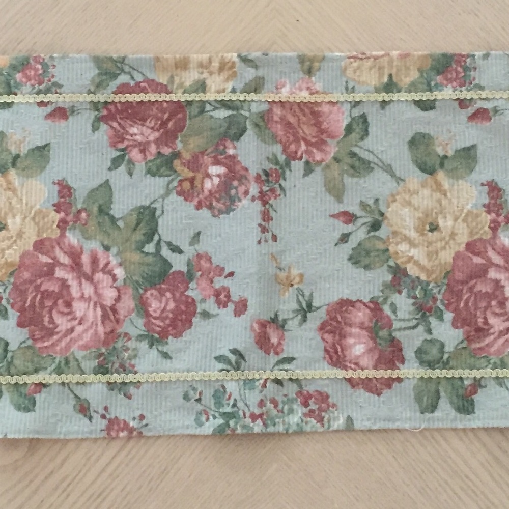 Table Runner - Flower Print - Picture 2 of 3
